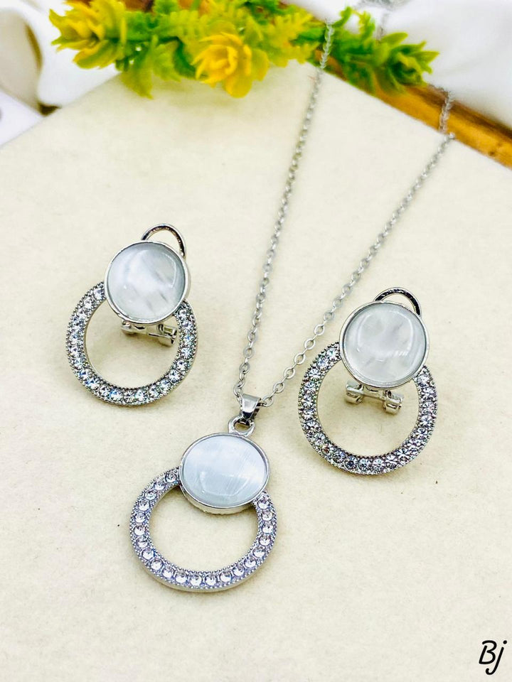 Stone pendant set
