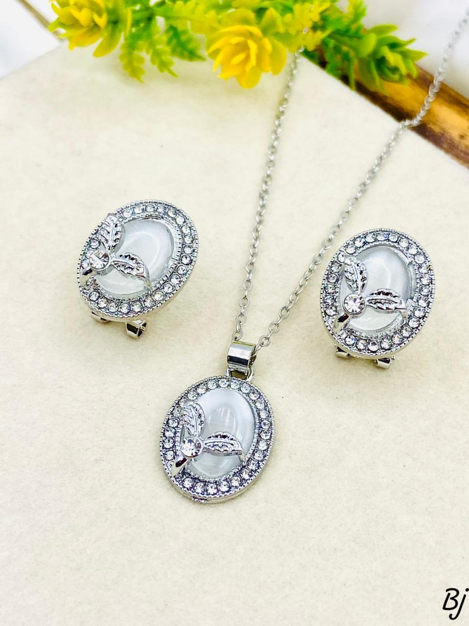 Round leaf pendant set