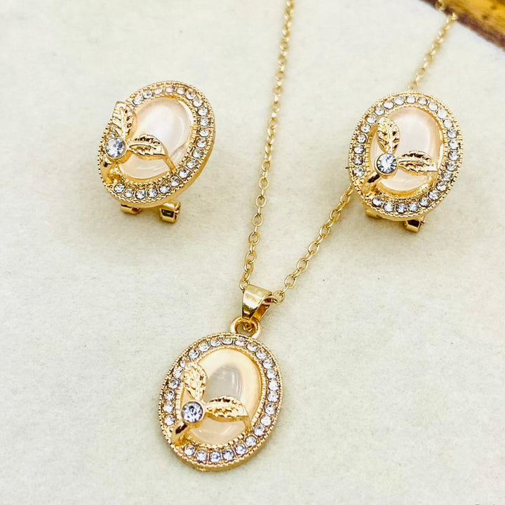 Round leaf Golden pendant set